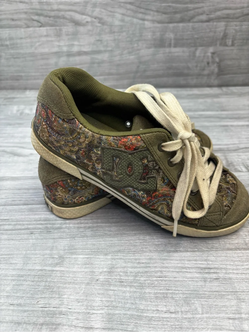 DC Women's Olive Paisley Canvas Embroidered Y2K Sneakers size 7.5